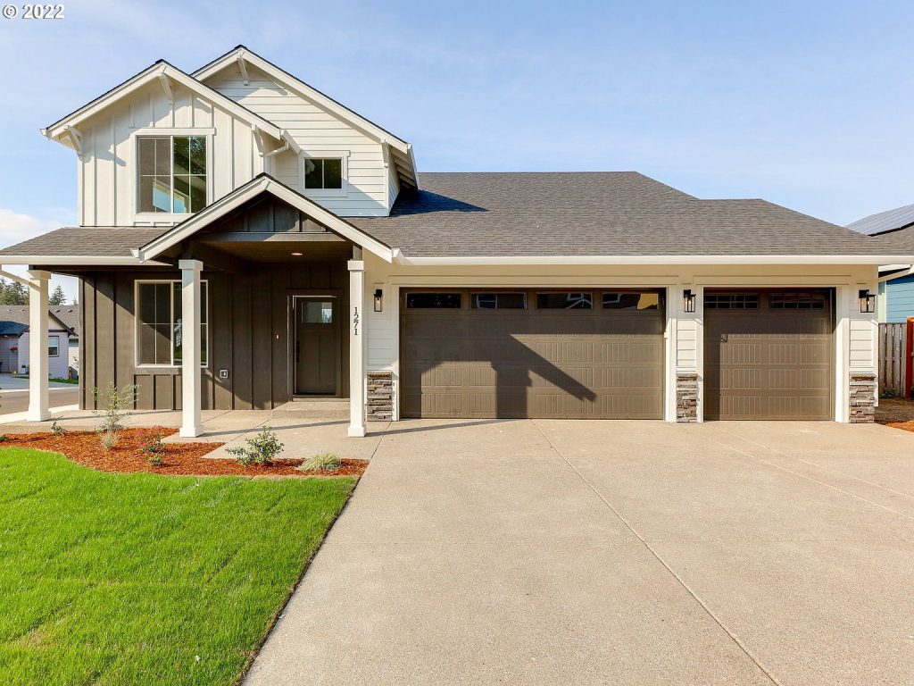 Currin Creek home exterior — 1271 Moore Ave Estacada